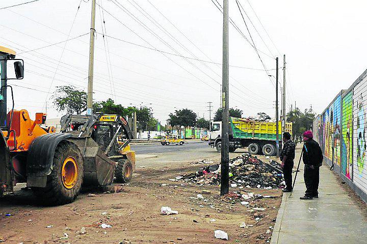 Recogen basura de las calles de Ica