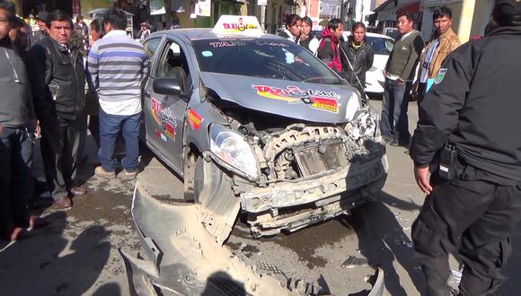 Chofer queda lesionado tras choque de auto con camioneta (VIDEO)
