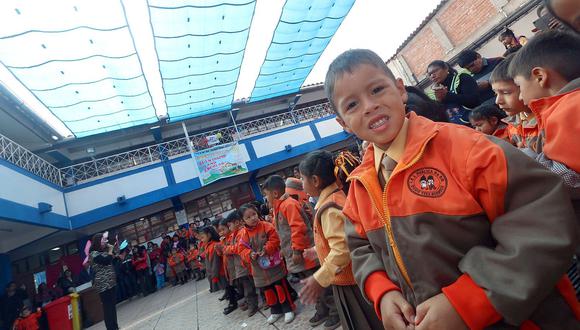 Año Escolar 2018 inicia en Cusco con la entrega de sistemas de protección solar para estudiantes (FOTOS) 
