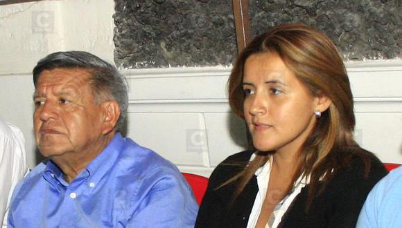 Hija de César Acuña dice sentirse afectada por acusaciones de plagio contra su padre