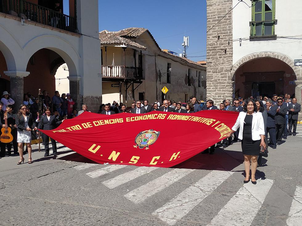 Desarrollan tradicional Paseo de Estandarte por los 342 aniversarios de la Unsch 