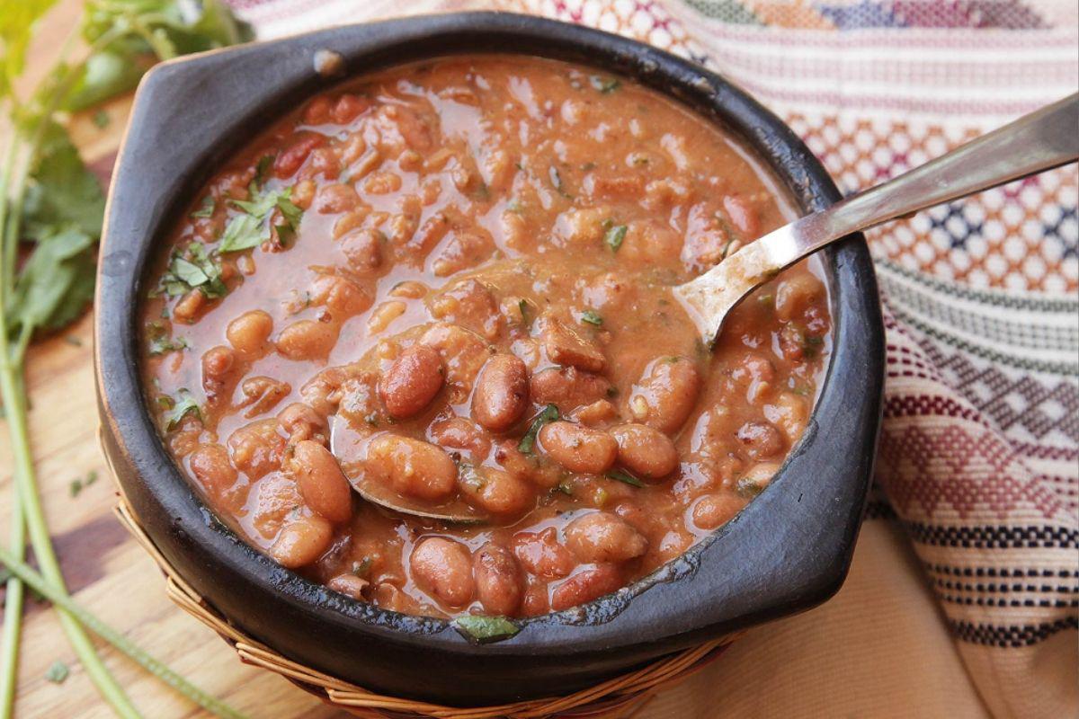 Aprende a preparar unos deliciosos frejoles charros (Foto: Pinterest)