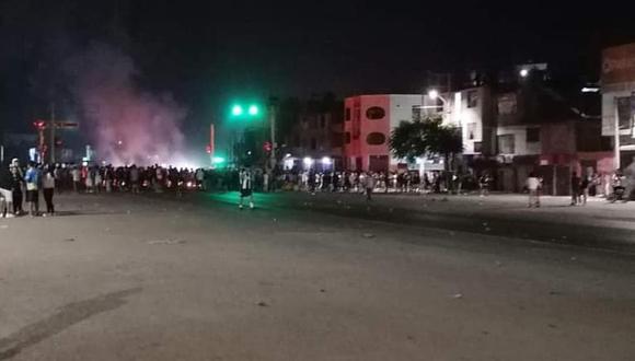 La Policía y el Ejército no pudo contener a las cientos de personas que están protestando en la zona de Chao, en la provincia de Virú. Foto: investiga.pe