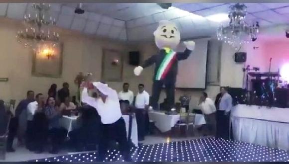 México: Captan a diputados golpeando piñata del presidente AMLO durante una fiesta | VIDEO. (Captura)