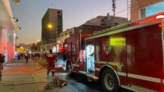 Bomberos controlan incendio registrado dentro de galería ubicada en el centro de Arequipa
