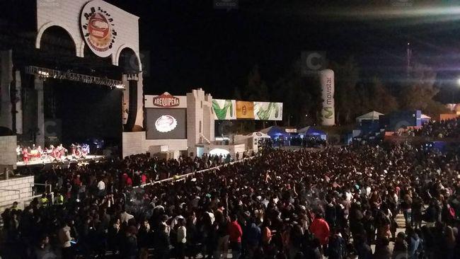 Euforia juvenil se vive en el Jardín de la Cerveza Arequipeña