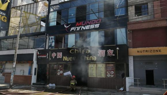 Las compañías de Bomberos de Trujillo y Víctor Larco se encargaron de apagar las llamas de local ubicado en avenida Manuel Vera Enríquez. (Foto: Ozono Televisión)