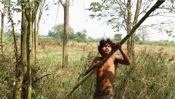  Youtube: Hombre conocido como “superviviente primitivo” caza y se alimenta de reptiles en la jungla (VIDEOS)