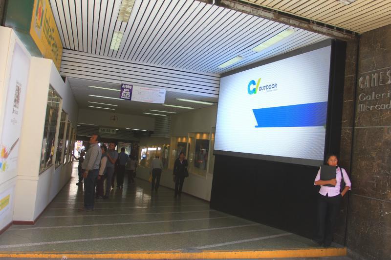Colocan pantalla publicitaria en el centro 