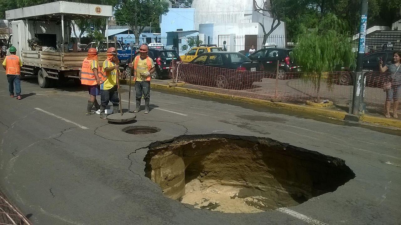 Trujillo: Enorme forado en la pista de la cuadra 7 de la avenida España (VIDEO) 
