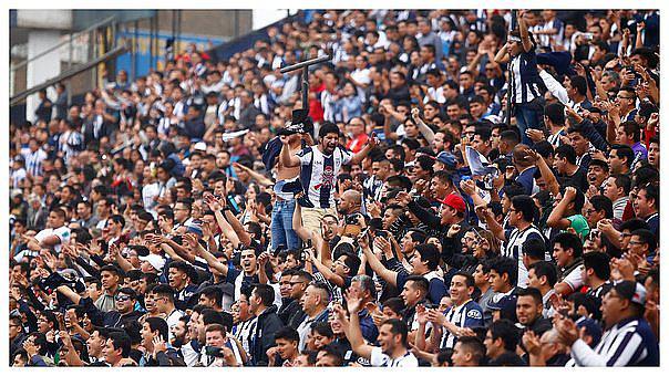 Valió la pena: hincha de Alianza Lima se camufló con polo celeste para ingresar al Nacional (FOTO)