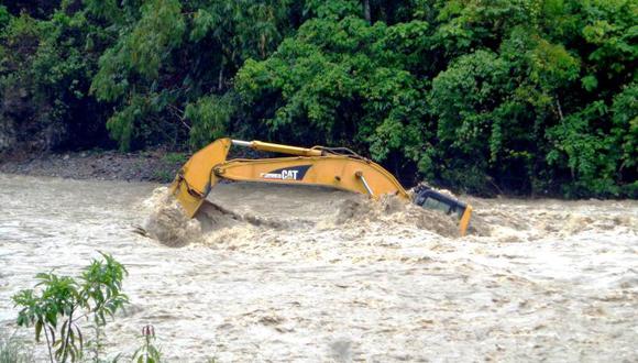 Río Chinchao arrasa con retroexcavadora en Huachipa