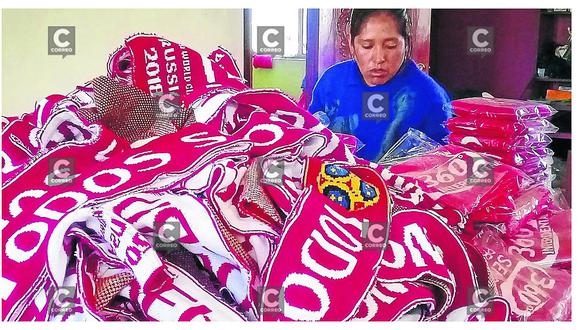 ​Encargan chalinas para hinchas de la selección peruana a tejedor huanca