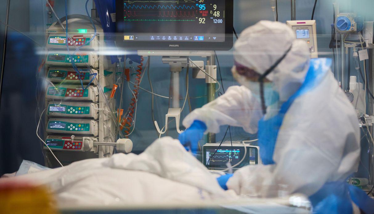 Según el ministro de Salud, quedan entre 100 y 150 camas UCI a nivel nacional para atender a pacientes críticos de COVID-19. (Foto: EFE/ Alejandro García)