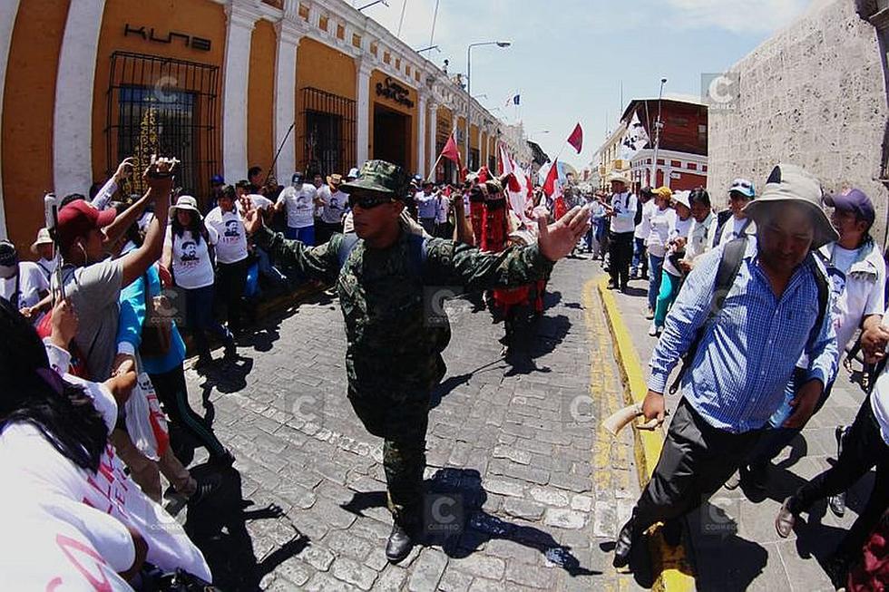 Electo gobernador regional cumple promesa de subir al volcán Misti con siete llamas (FOTOS)