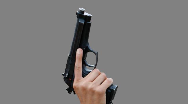 ​Una joven se dispara en la cabeza haciéndose un "selfie" con una pistola