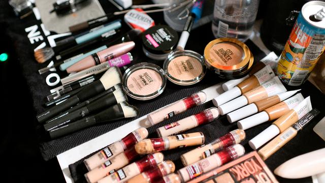 Maquillaje grasoso podría facilitar adherencia del coronavirus