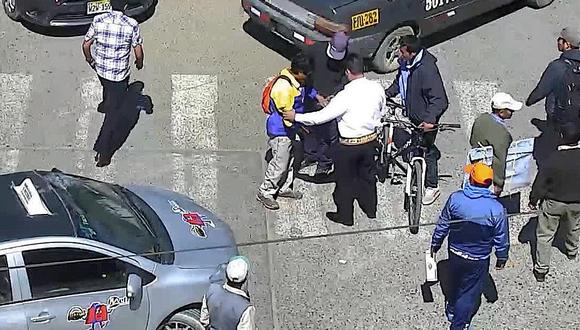 Santiaguero auxilia a ciclista que fue embestido por auto (VIDEO)