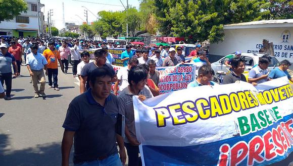 Unos 2,000 pescadores marchan contra la reestructuración de Imarpe