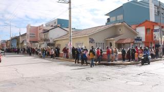 Mayores de 44 años forman colas de madrugada en Huancayo y  no alcanzan a vacunarse ( FOTOS)