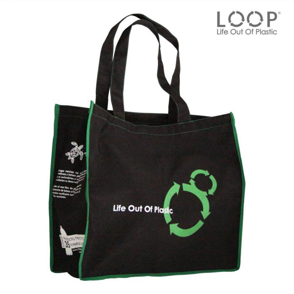 Así se crea ropa y bolsos utilizando botellas recicladas (FOTOS)