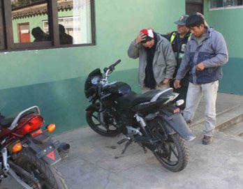 Agentes  investigan  2 jóvenes