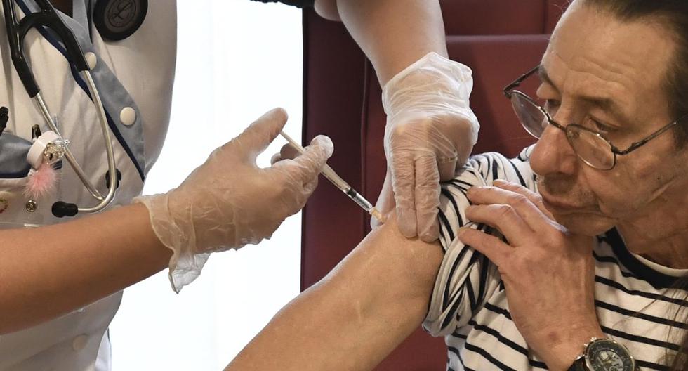 Una enfermera administra una dosis de la vacuna Pfizer-BioNTech Covid-19 en Francia. (Foto de STEPHANE DE SAKUTIN / AFP).
