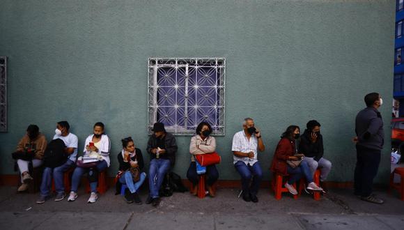 La larga cola de personas que esperan poder de tramitar su pasaporte está a lo largo de la avenida España, el Jirón Huaraz y llega hasta la Av. Arequipa. (Foto: César Grados / GEC)