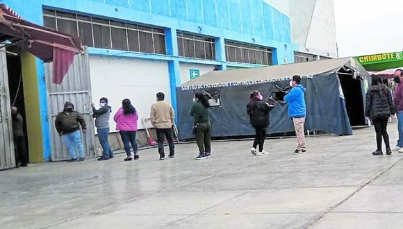 Gerente de Essalud, Ramón de la Cruz, responsabiliza a personal de la gestión de Caldas por hacer ingresar por puerta trasera de polideportivo a ediles y sus familiares.