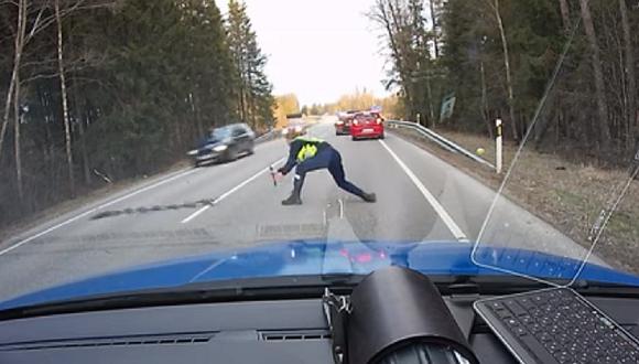 YouTube: El alucinante método de la policía de Estonia para detener autos en fuga [VIDEO]