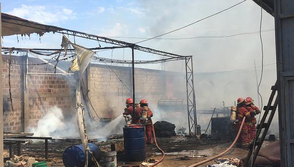 Incendio consume por completo una fábrica de colchones en el cono sur