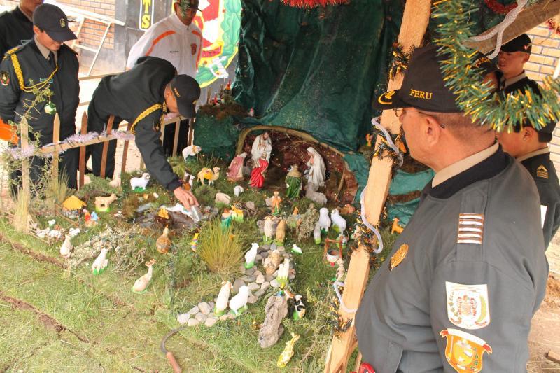 Escuela PNP, presenta el nacimiento más grande de Huancavelica