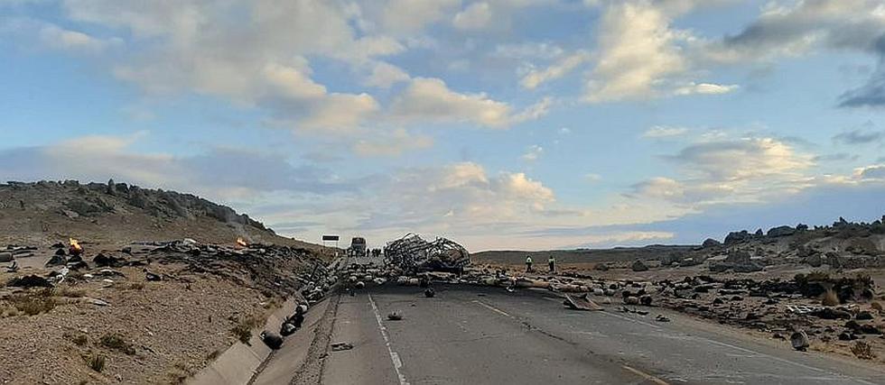Balones de gas explotan en camión que transitaba en la vía Arequipa - Juliaca(FOTOS)