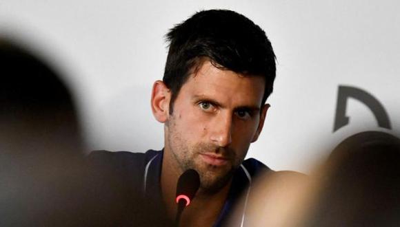Novak Djokovic realizó algunos gestos desde el hotel en Australia donde se encuentra. (Foto: AP)