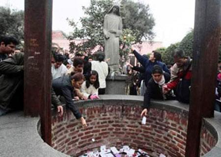Miles de fieles visitan santuario de Santa Rosa de Lima