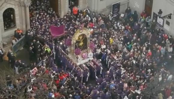 Antes de iniciar su segundo recorrido procesional, la sagrada imagen del Cristo Moreno permanecerá en el cruce de la Av. Tacna y el jirón Huancavelica. (Captura: América Noticias)