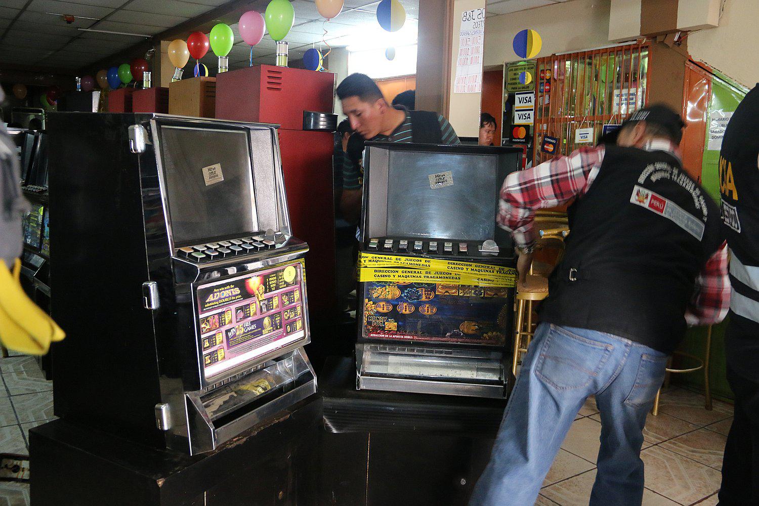 ​Incautan 96 máquinas tragamonedas de local informal  en Huancayo