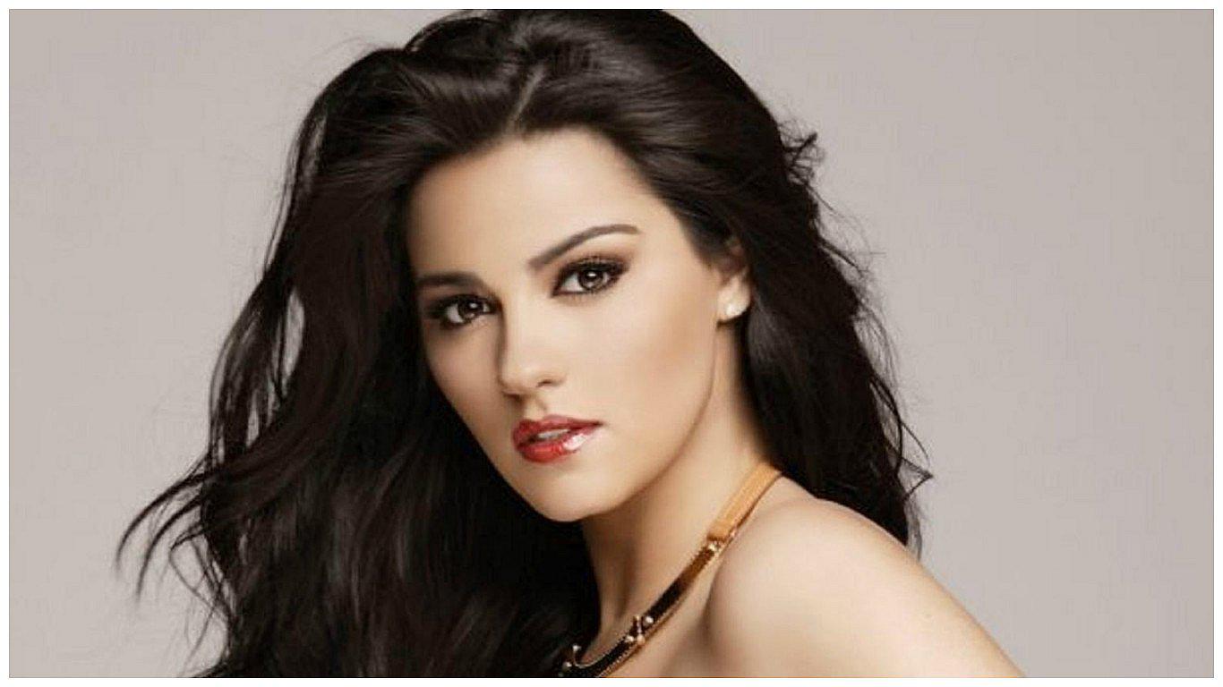 Maite Perroni vuelve a lucir el look de RBD y causa sensación (FOTOS)