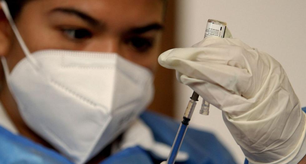 Imagen referencial. Una enfermera prepara una jeringa con una dosis de la vacuna Pfizer-BioNTech COVID-19 en un centro de vacunación. (Foto: Ulises Ruiz / AFP)