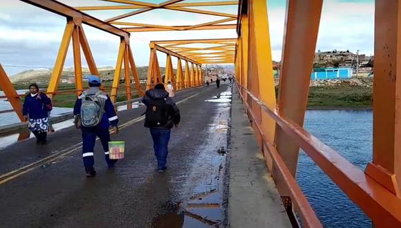 En Ilave manifestantes bloquearon el puente internacional. Foto/Difusión.