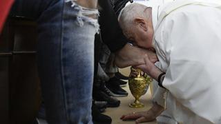 El papa Francisco lava los pies a doce presos en ritual de Jueves Santo