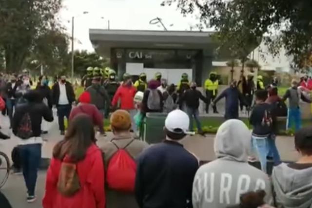 Un grupo de ciudadanos en la zona de Fontibón, Bogotá armaron una cadena humana alrededor del Comando de Acción Inmediata (CAI) de Sabana Grande con el objetivo de proteger a los policías. (Captura de video / YouTube).