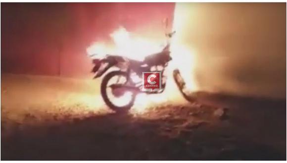 Hampones queman motocicleta en casa de empresario (VIDEO)