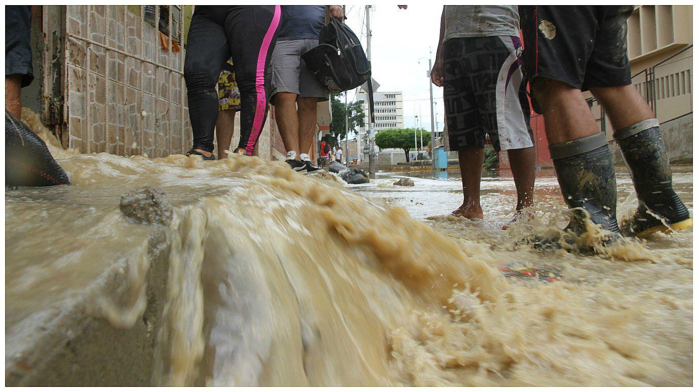 Población de El Pedregal ya está siendo asistida tras nuevo desborde de río Piura (VIDEO)
