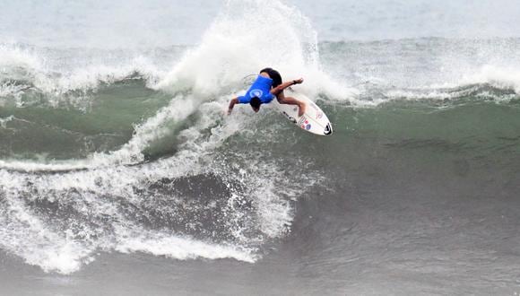 El surfista peruano Lucas Mesinas monta una ola durante los ISA World Surfing Games 2023 en la playa El Tunco en El Salvador el 7 de junio de 2023. (Foto por MARVIN RECINOS / AFP)