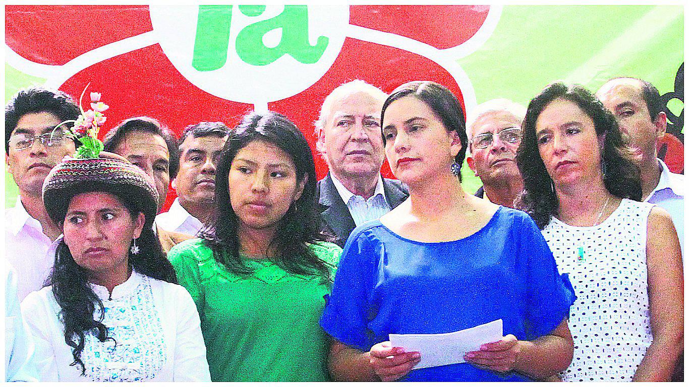 Un Frente Amplio dividido decide hoy si jura ante Kenji Fujimori 