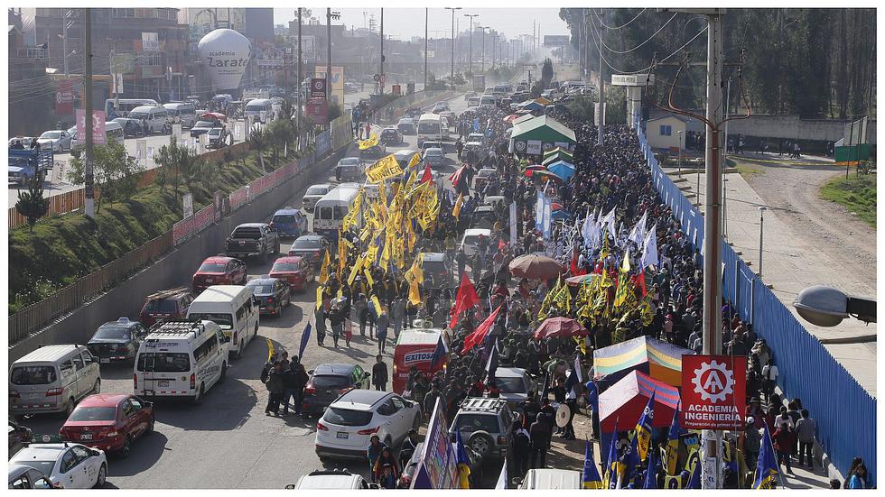 Postulante escala rejas y salta al interior de universidad para rendir examen (FOTOS)