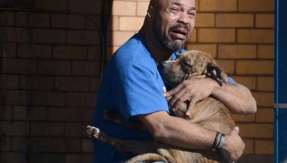 ​Facebook: Hombre entre lágrimas sosteniendo a su perro muerto se vuelve viral