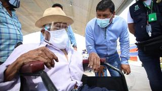 Padre 104 años y su hijo de 84 se vacunaron contra el COVID-19 en Ica