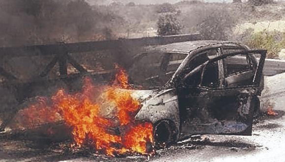 Conductor salva de morir al incendiarse automóvil en la vía a Paita  